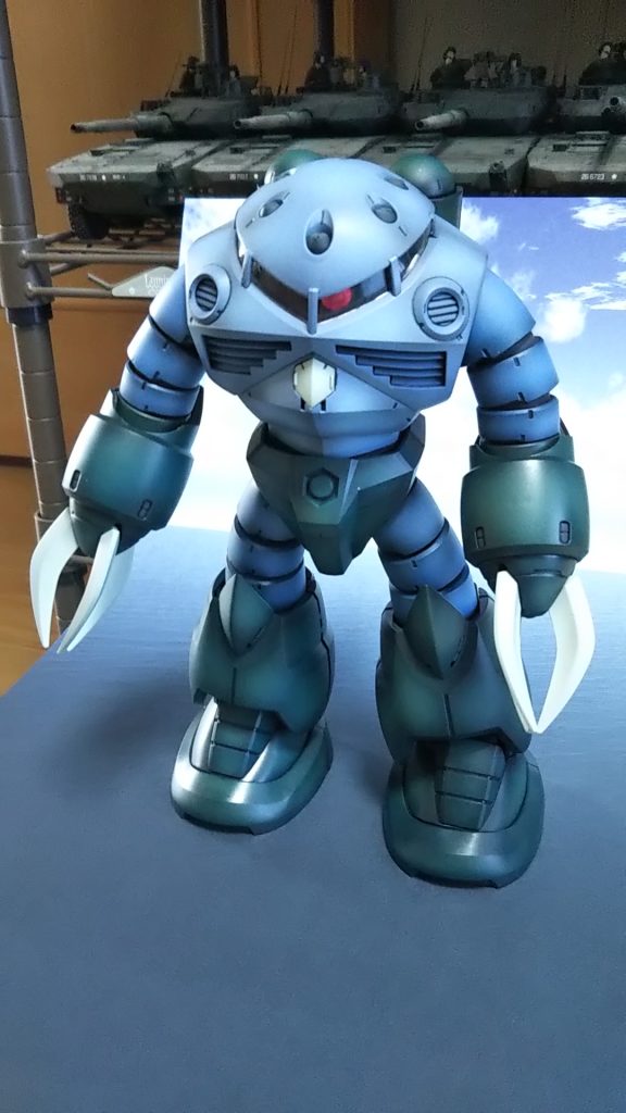 腕と足の色と上半身の色の差が少ないか？