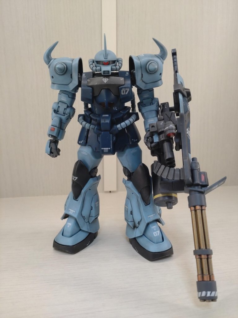 正面から～モノアイは蛍光レッド、装甲裏は黒鉄色、ガトリング部のみカッパー&フラッシーゴールドでペン塗装。