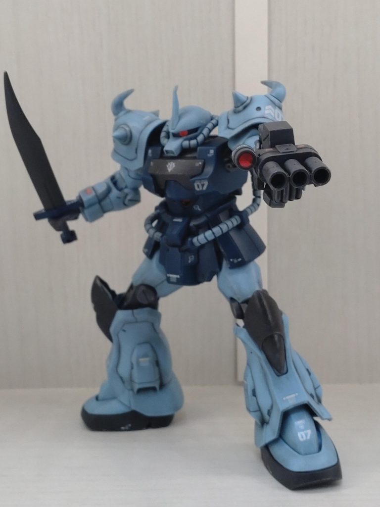 三連装35㍉ガトリング砲のスコープ部シール貼ってから百均レジンでコーティング。肩の合わせ目消しトゲ&頭部角並びにヒートサーベル部のシャープ化