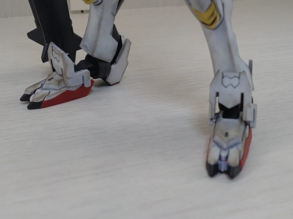 バルバトスなのでなんか汚しても良い感じだったのでガンダムマーカーのリアルタッチマーカーのグレー1で薄くベース作ってからタミヤのウェザリングマスターのススとサビでいつもよりエッジ濃く仕上げてみた(ノ*>∀<)ノ