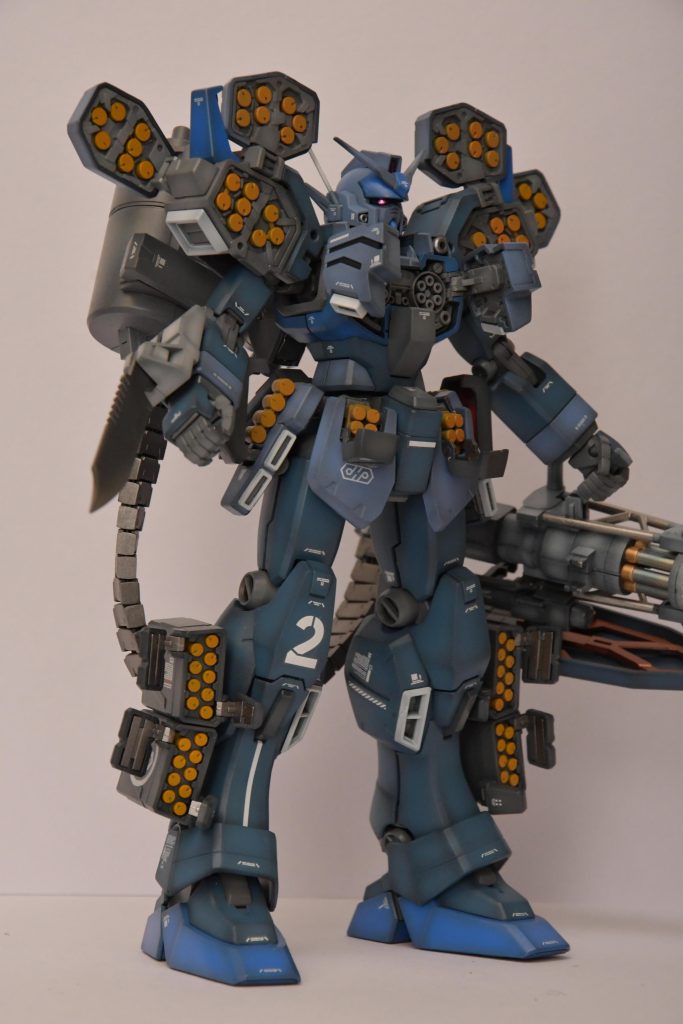 ハッチオープン　その２。目のクリアパーツの裏に貼った銀のラピーテープがちょっとだけ活きてるかも。そして大量の塗料ハゲの粉がポロポロ・・。二度とやりたくないw