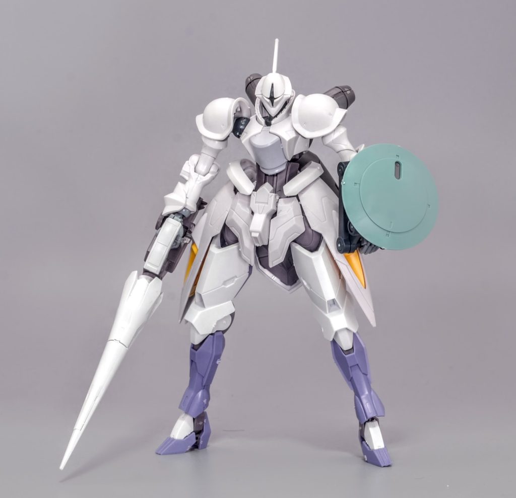 製作途中のミキシング状態です当初は高機動近接型でバックパックのブースターで突撃する機体を想定していましたが、下半身が想定以上にエレガントになったので路線変更しました