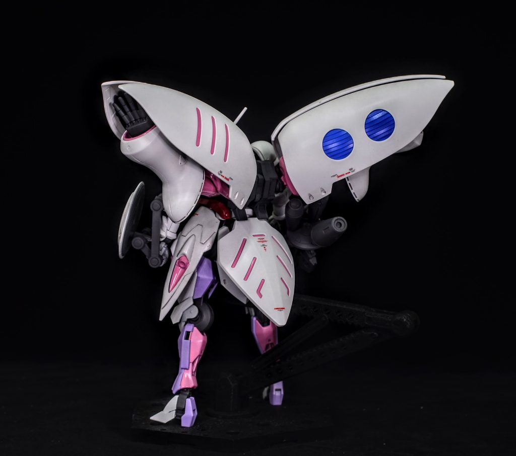 肩部バインダー内にキュベレイの腕部を格納しており、戦闘時は展開して4本腕になります