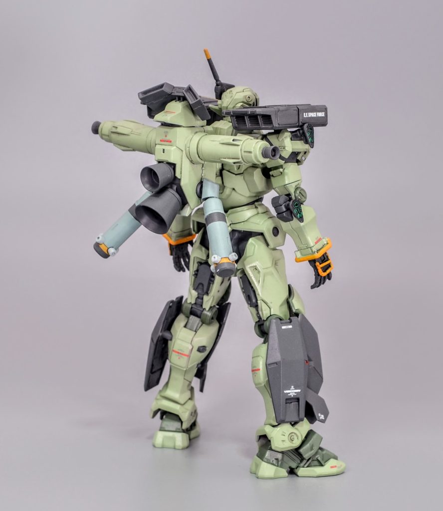 軽キャノンをベースに胸部と脚部に装甲を追加し、バックパックは宇宙用をイメージした強化型を製作して装着しました