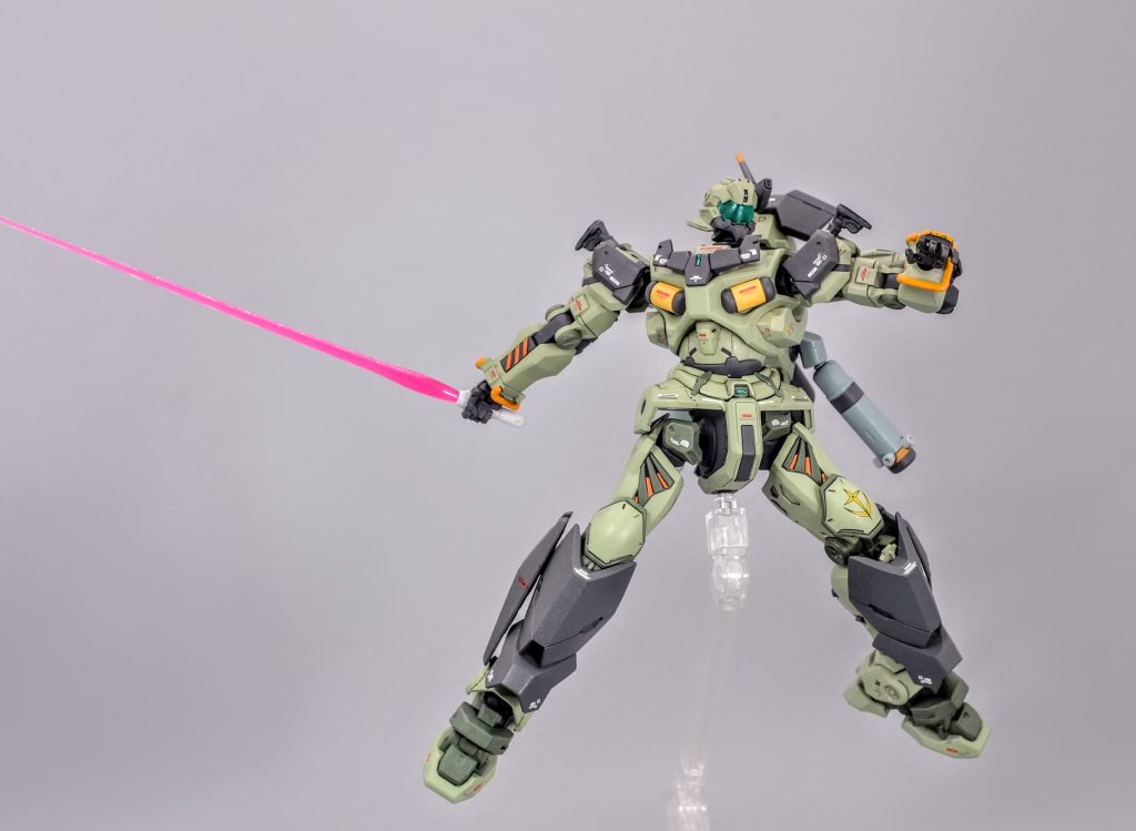 パージして一気に加速し肉薄してサーベルを振るうも⋯！