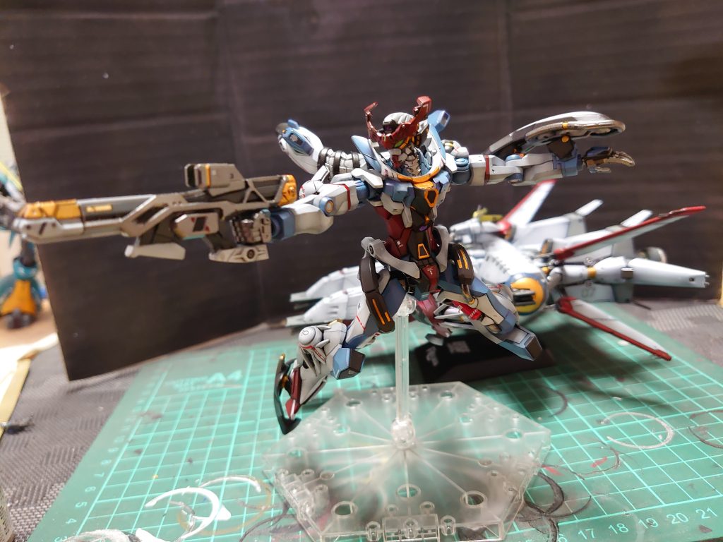 戦艦をバックに射撃態勢