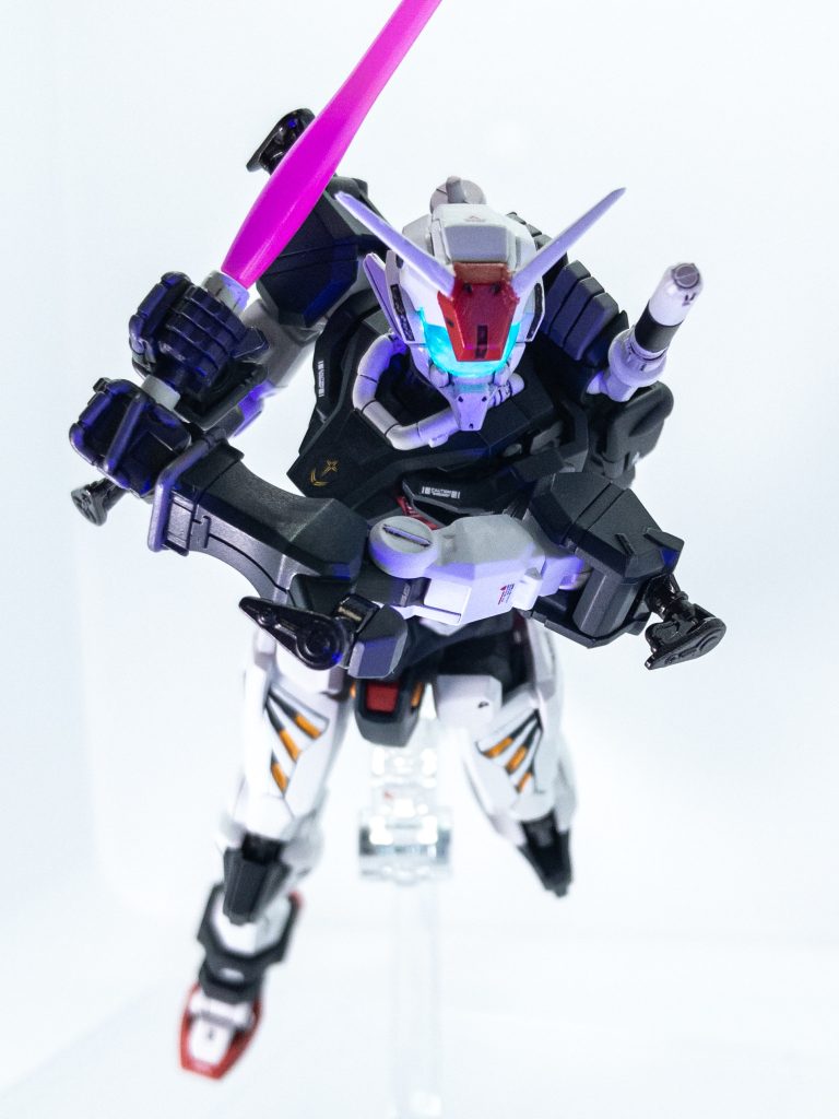 アイカメラ部は蛍光クリア塗装しているのでUVライト照射で発光します。