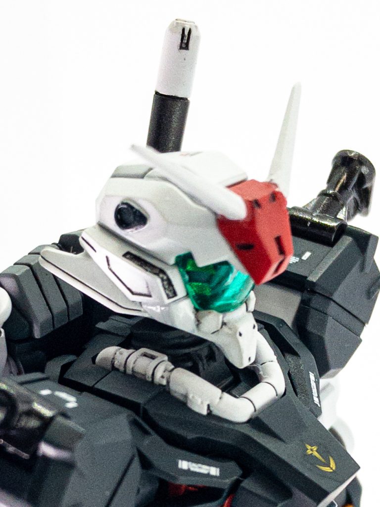 ツインアンテナは赤いガンダムの物を取付たのですが、接着面積の確保に苦労しました。その甲斐あってか、悪役っぽい(？)01ガンダムのイメージにうまく寄せれた気がします。