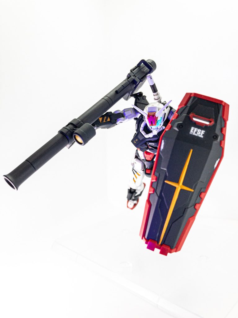 HG 1/144 THE ORIGIN ガンダムのハイパーバズーカを流用し設定に合わせて塗り分けました。ビールサーベルも蛍光クリア塗装しています。