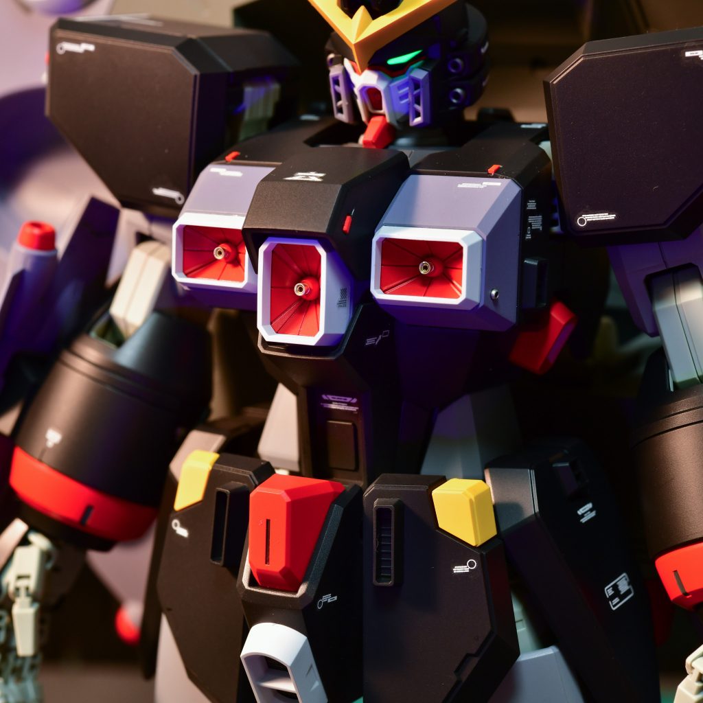 装甲パーツはサーフェーサーブラックをベースにEXホワイト+ウイノーブラックなどで調色しました。灰色のパーツはグレーサフをベースにコバルトブルーやパープルを混ぜで調色しました。