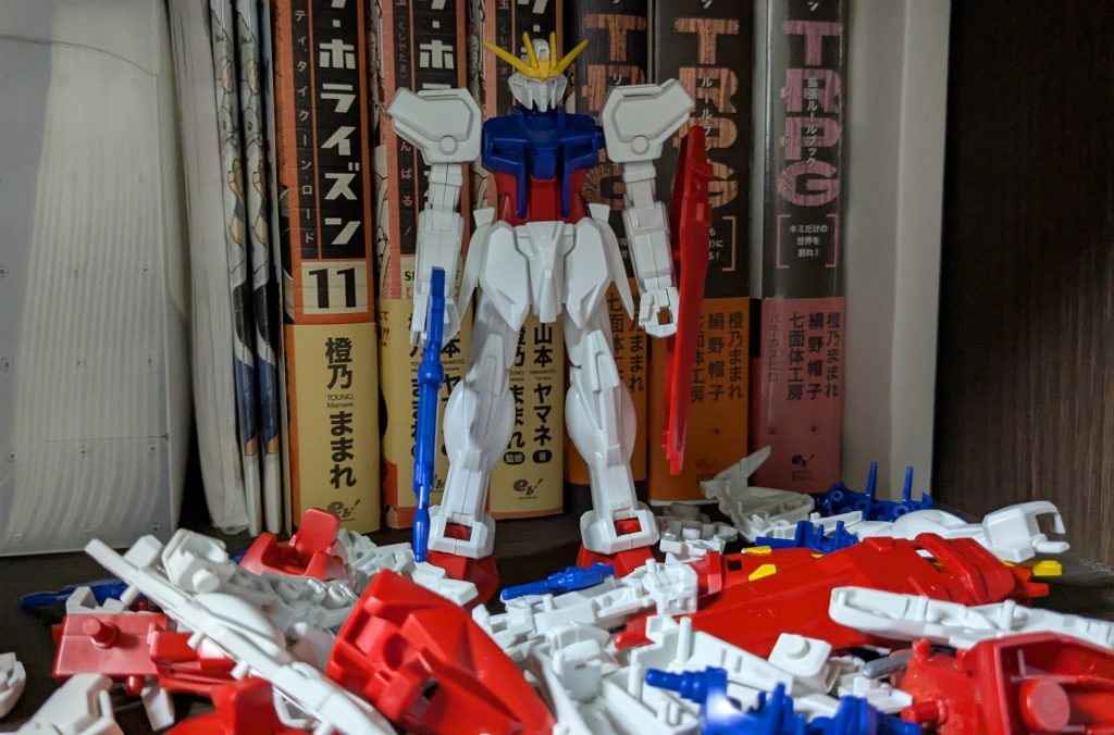 これだけあればどんなことになっても勿体なくないだろうってことで、このストライクさんを主に塗装のリハビリ生贄一号にすることにしました。 実はSEEDは未視聴。運よくアマプラでSEED全話無料で見れたので、PC画面に流しつつ筆塗りにチャレンジしました。SEEDキャラデザ軽めなわりにはストーリーはヘビーだなあ。んで、その結果がこちら。