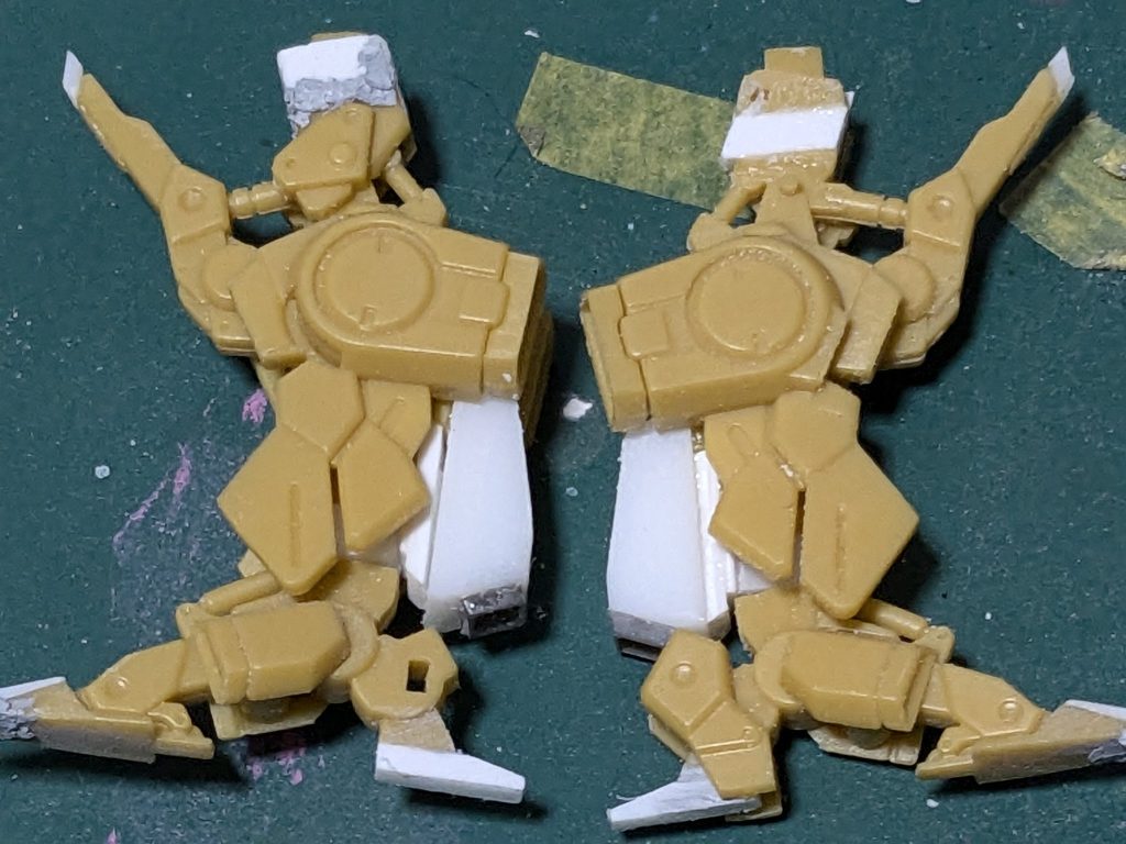 足：太ももを上部で３ｍｍ延長。膝の先端の赤い部分をプラバンで１ｍｍ延長。四角すぎる脛アーマーを先細りする様に、正面の面が細くなる様に削りました。最初はこの作業だけの予定だったのにｗ足首のフレームに角材を繋げて３ｍｍ延長脹、脛に５ｍｍの角材を削って作ったスラスター追加。つま先に１ｍｍプラバンを貼って延長、踵に１ｍｍと0.5ｍｍプラバンを張り合わせて厚みを調整した踵を追加しました。