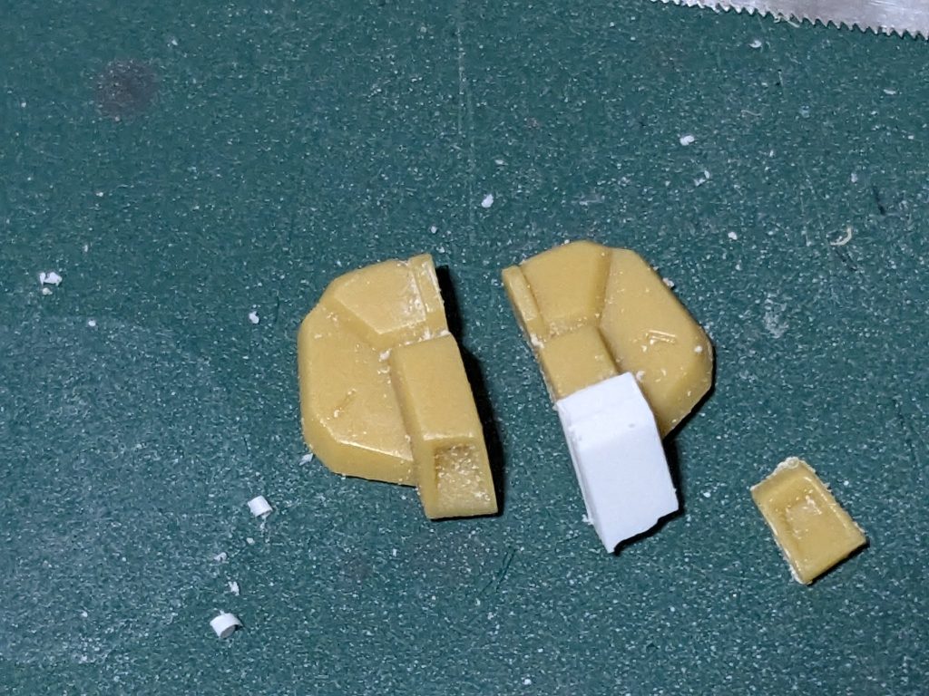 腰：フロントアーマーを切り離して先端を延長、ピアノ線で接続しました。リアスカートをプラバンで作ってここもピアノ線で接続です。