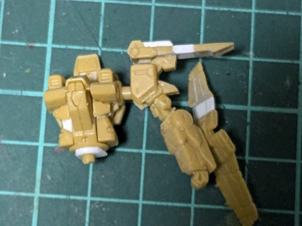 胸：お腹の青いパーツの部分にプラバンで装甲を追加だけですな。腕：青い肩アーマー延長、上部に１ｍｍプラバンを削って作ったダクトを追加。シールドを支えてたシャフト？を取っ払い設定どおり前腕に接続。シールド上部を途中で切って３ｍｍほど延長。左手首を切り離してピアノ線で接続。プラバンで肘アーマー追加。二の腕の角度やら繋がるタイミングやらが気になったので、一度切り離して角度を変えピアノ線で繋げてます。