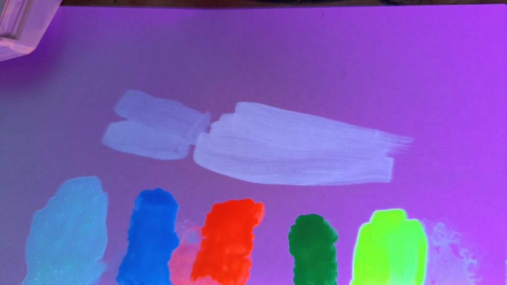 そこで、蛍光クリアーと蛍光レッド少量を混ぜて、蛍光ホワイトをつくりました。