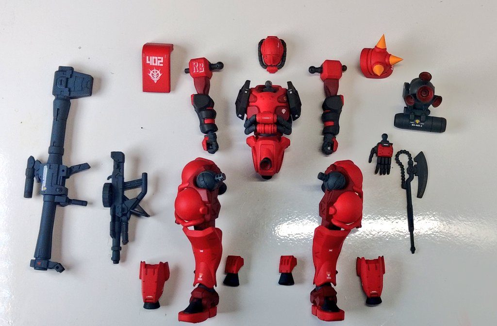 ガガッと表面処理して、ザザッと塗ってこのようにデカールはRG 06Rザク用をそのまま使用しました