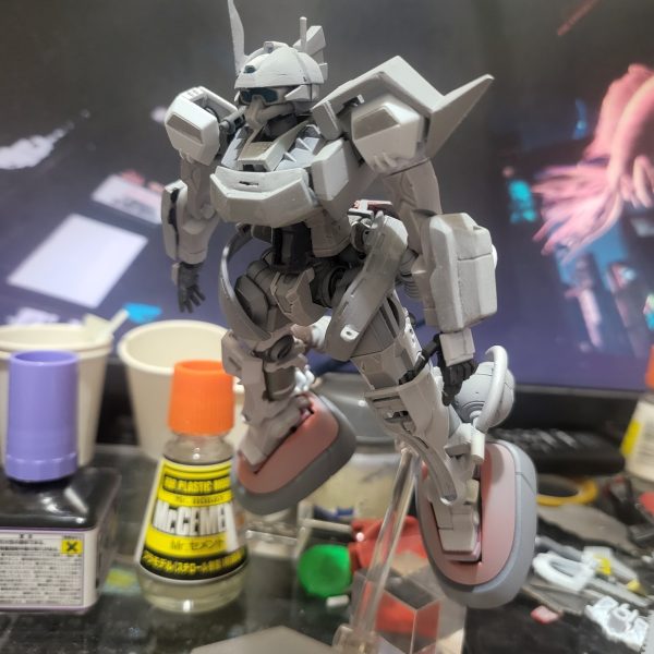 高機動型ザクR-2型と同コンセプトでの改修。背面部、脚部中心に推力を追加。ジオニック社第1研究事業部による改修の為、開発が中断されたMS-11(14)の意匠が濃い。（2枚目）
