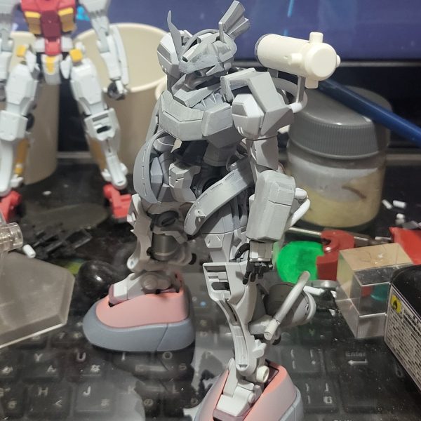 高機動型ザクR-2型と同コンセプトでの改修。背面部、脚部中心に推力を追加。ジオニック社第1研究事業部による改修の為、開発が中断されたMS-11(14)の意匠が濃い。（1枚目）