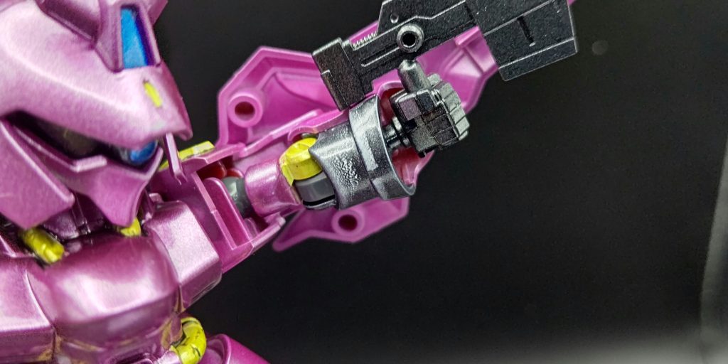 明るくしようと思い下地は白なのですがその上のメタリックの希釈が間違えていたらしく大失敗しています（腕の黒い部分）