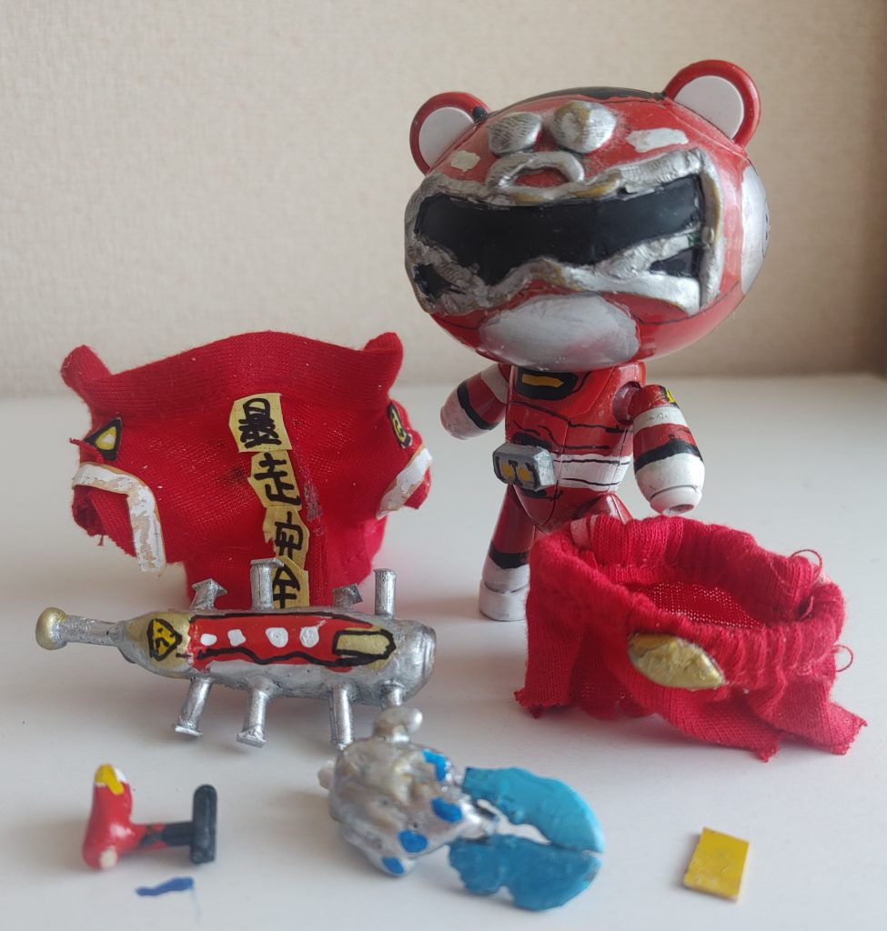 今作のフル装備。手前右の黄色のプラ板は、劇中に登場した「栞🔖」