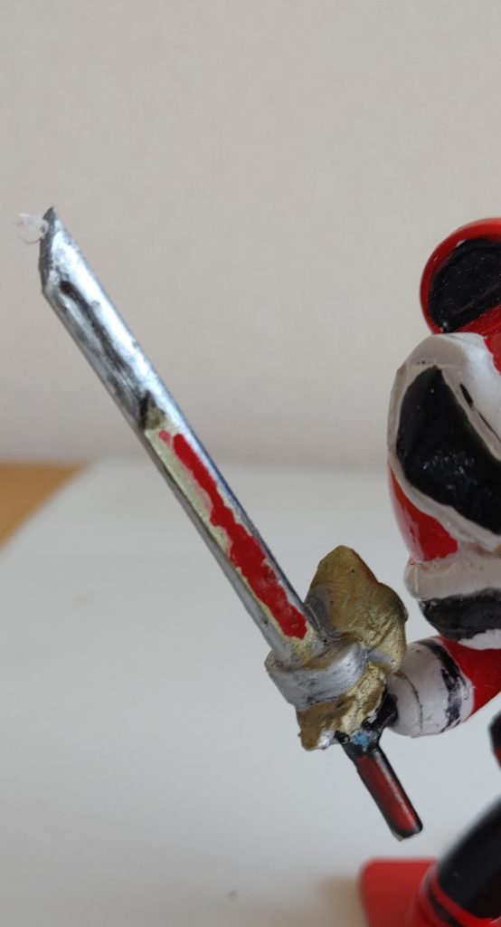 シンケンジャー共通武器、シンケンマル。ランナーで、刀身４ミリくらいに幅を作り、パテにネオジム磁石を埋め 、腰の接続部(次に紹介)に接続できる様に細工。あと、プラ板の積層で、つばのあたり？を作ったりして。逆に秘伝ディスクもプラ板で作りましたが、撮影時にシンケンマルが持てなくなり、失くしました…Σ(ノд<)  