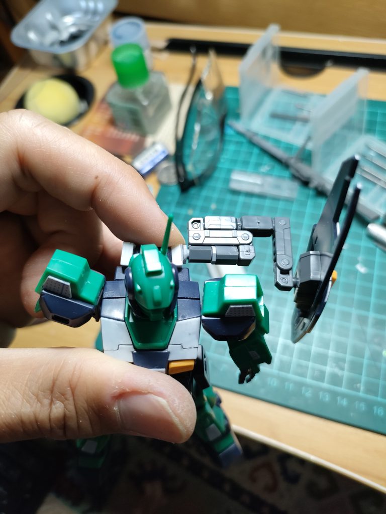 こんな感じです。バックパックを加工、3ミリ穴でジョイントアームを取り付けました。取り外して下腕装着にも戻せるようにしてあります。