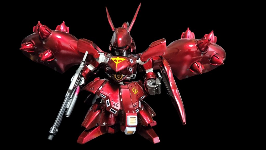 全身。胸部マーク削り落としてデカールに置き換え、股間のアポジモーターも社外品にて、定番の改造しています。あと、ヘルメット形状をパテで少々変更しています。クロスシルエットで手足伸ばしたスタイルですが、SDとは思えない自然さだと思います。