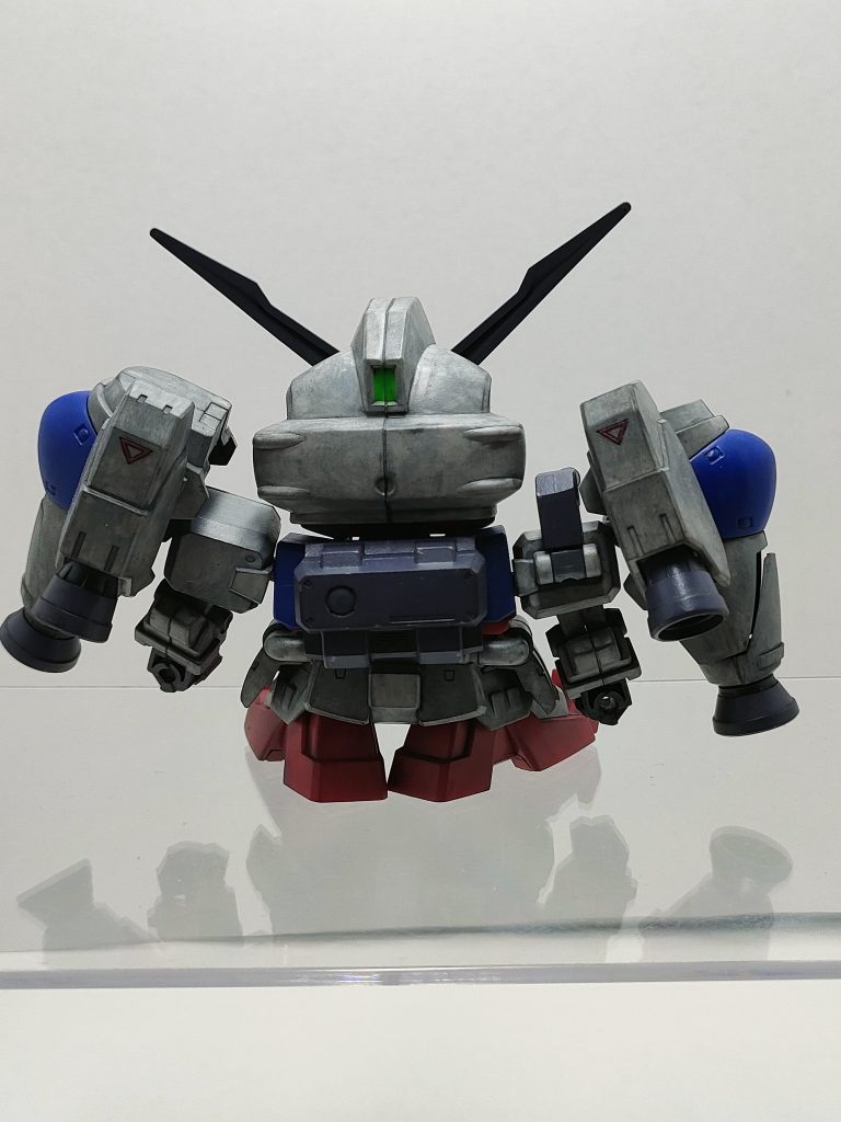 バックショット。白部分は明灰白色を使用。サフを吹かなかったせいか思ったより、まだら模様になりましたが、わりと面白い仕上がりになりました(zaku-kao8)