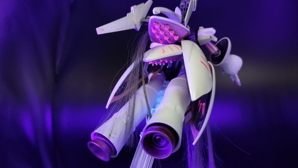 通称:ネオジオング( ハマーン様自称)俗称:呪式( ハマーン様は知らず)ハマーン様「 コンセプト似てるので今後ネオジオングと呼ぶ」幹部&一般兵( 絶対呪われる(zaku-kao10))サイコミュ盛々、ファンネルアーム、脚部廃したブースターの大型機体。ネオジオン宰相( 代表者)搭乗。