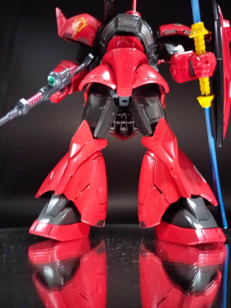 煽りでサイズ感マシマシ。リアスカートのスラスター肉抜きが目立つが気にしない!