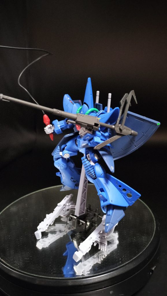 明るいところで撮影。成形色の青が凄く良い！写真では分からないですが、モノアイの隙間部分の裏側を黒色に塗ったら大分奥行き感が出ました～(^^♪