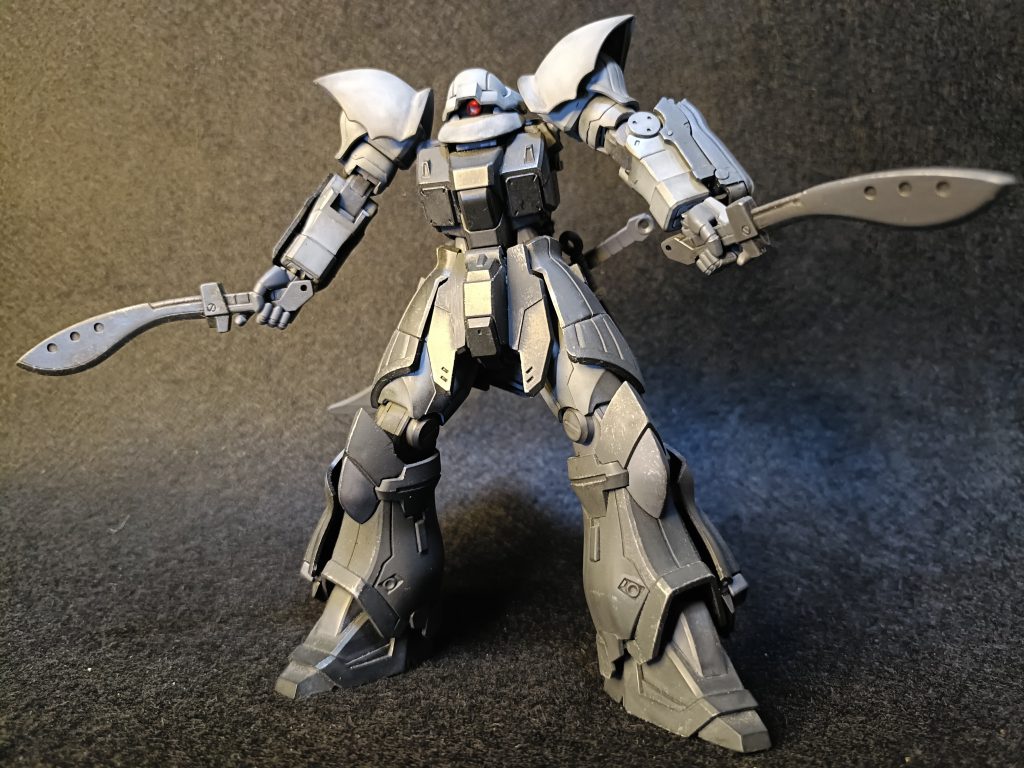 前から。貴重なプレバンキット、イフリート・ナハト、ホントは普通に色替えくらいで作ろうとしてたんですが、完成間際に顔のくちばし部をポロリと失くしてしまったので、リカバリ〜〜?が大きく外れて魔改造になってしまいました。どうせならと、さらに動力パイプもとっぱらって、すっきりしたスタイルにしました。腰アーマーの形状変更も重なってよりステルス機っぽくなったと思います。