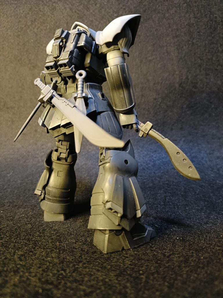 背部。マチェットナイフの他、クナイと呼ばれる投げナイフ、ヒートソードも追加装備されています。