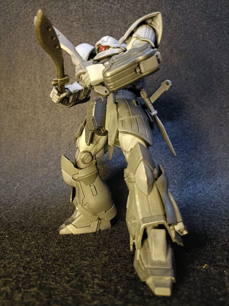 煽り。左腕には三連装30mmガトリング砲が内臓されてます。