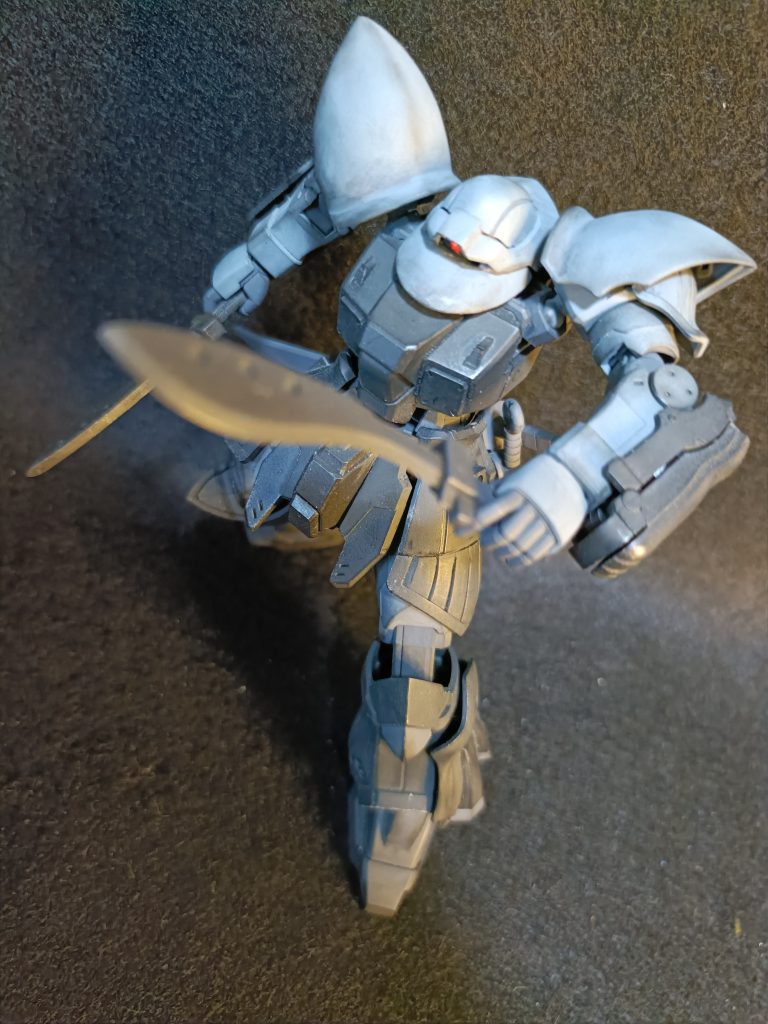 二本のマチェットナイフとのっぺりしたフェイスが特徴の型式不明機。以前この一帯で暴れまわっていた「忍び寄るモノ」との関連性があるのではと噂されるが不明。判定用に「幽霊」と呼称された。数少ない情報からイフリートという希少な高性能機の亜種らしいが、詳しいことはわかっていない。この機体に遭遇して帰ってきた部隊が少ないからだ。