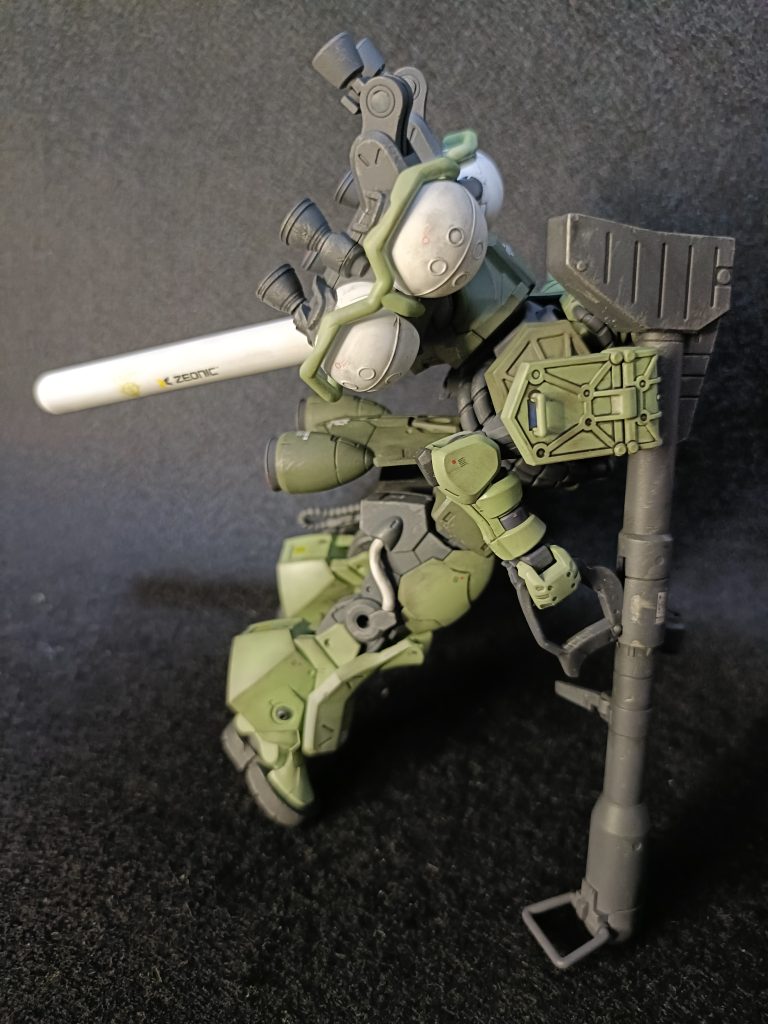 横。元の下半身も余すことなく流用。ちょっと改修して背中のバックパックということになってます。