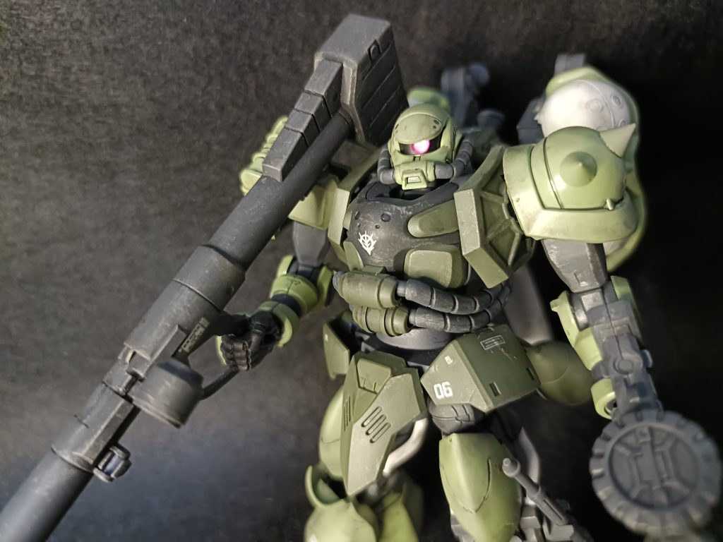 軍警ザクをジオン軍量産配色で仕上げてみました。モノアイをいつも通りジュエルストーンに変えてますけど良く光を拾ってくれます。ジャイアントバズもなかなか合いますねw