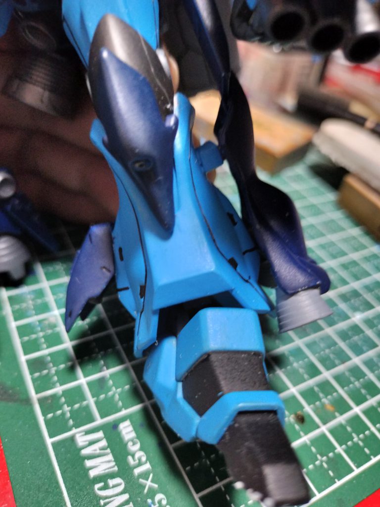 足回りはシナンジュ流用。足首が見えちゃうので本体にプラ板でガード