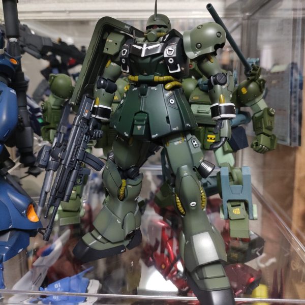 ほぼ完成。調子に乗ってデカール貼りすぎた。カトキみたい。後は細かな修正とトップコートで仕上げ。胸と腕輪の塗り分け本当に面倒。トップコートでしっくりくるといいけど。（1枚目）
