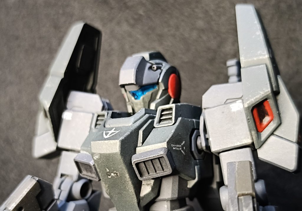 ガンダム量産化計画の試作機であるジーライン。高性能ながら生産性に乏しく、倉庫に眠っていた機体をネオ中尉向けにチェーンされた。装甲などのオプションは外され、高機動に特化した機体となっている。ネオ中尉以外乗りこなせないピーキーな機体となってるので、機体名称にもネオと名付けられている。