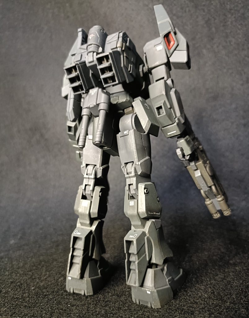 背部です。スパルタンのバックパックを背負わせてます。ネオ・マトリクス中尉は、十字砲火の中でも弾を避けまくり二丁の拳銃で確実に仕留めていくという、ある映画の主人公をモチーフにしたキャラです。 