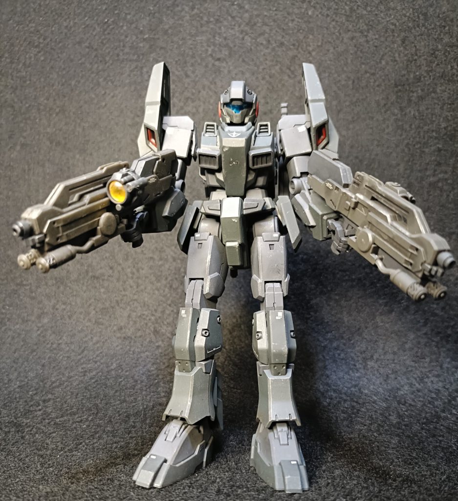 ジーラインはスタンドアーマーなど装甲をつけた時に合わせて作られているキット。素の機体だと関節部に隙間があいてしまってるので、各部を調整してます。あとはジーラインの特徴的なデザインを変更してます。