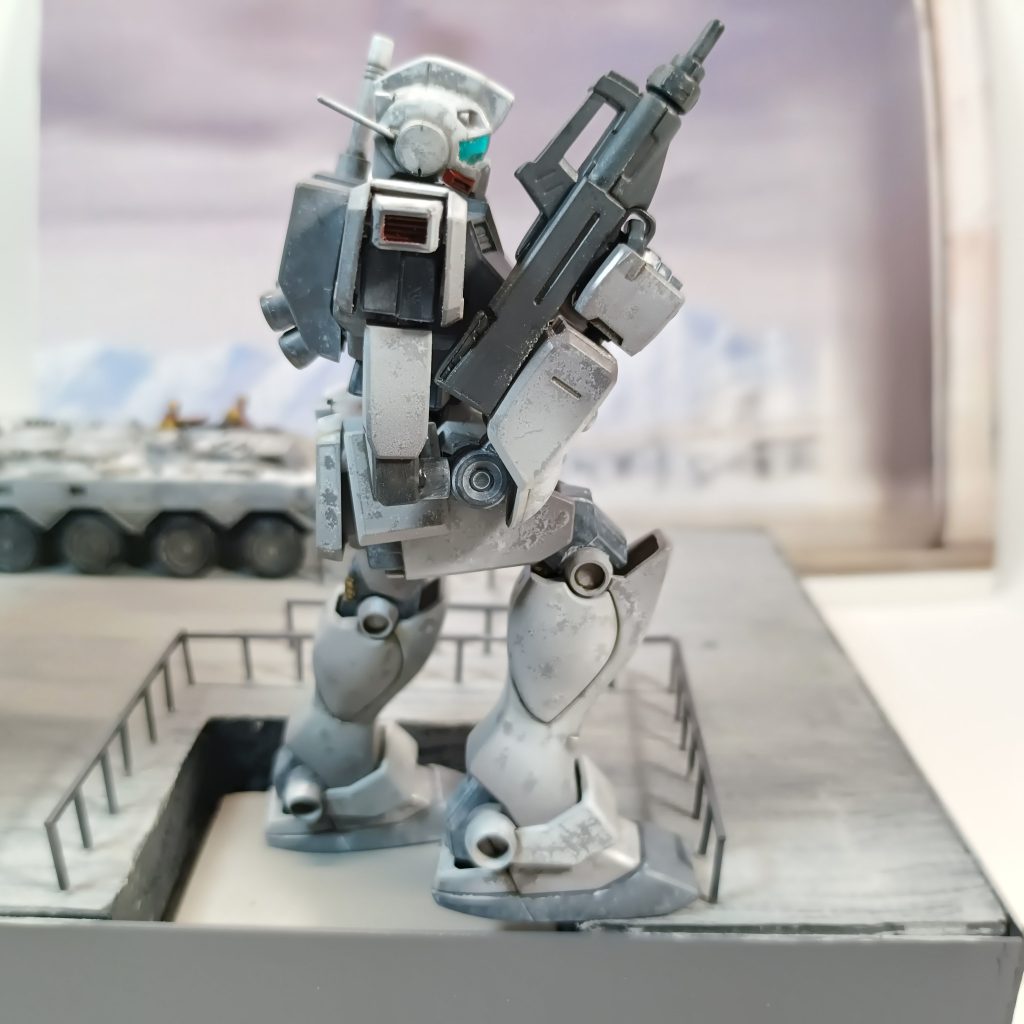 反対側から。元のキットのままだと銃を垂直に上げられないので、関節を無理やり延長して180度曲げられるようにしています。