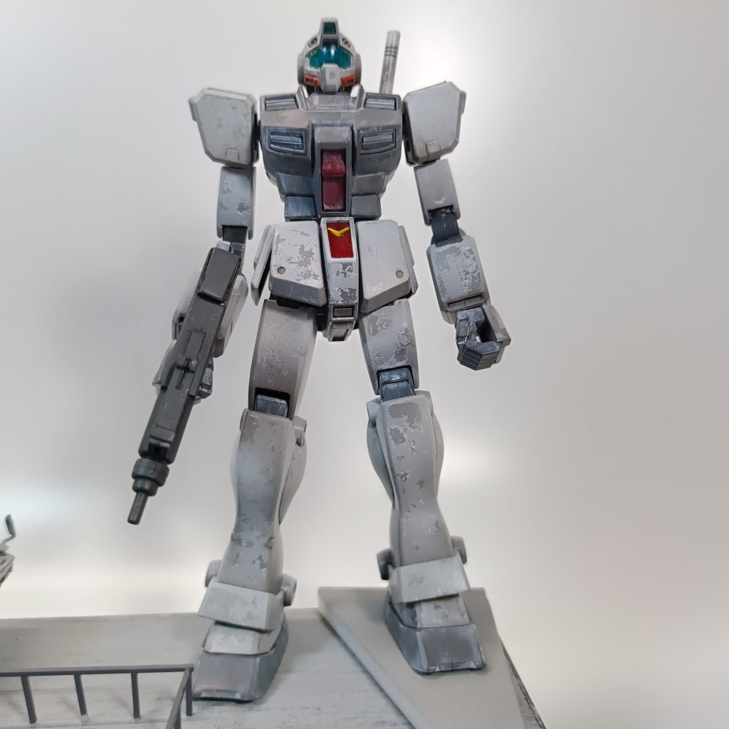 そして、完全ネタバレ状態。右足を曲げたときに大腿部が元のままだと短いので右足だけ大腿部を延長。逆にスネ部分を少しだけ短くしています。腕も上腕部を右だけ長くし、左腕も若干長くしています。腰から上も少し前かがみになるように角度をつけています。