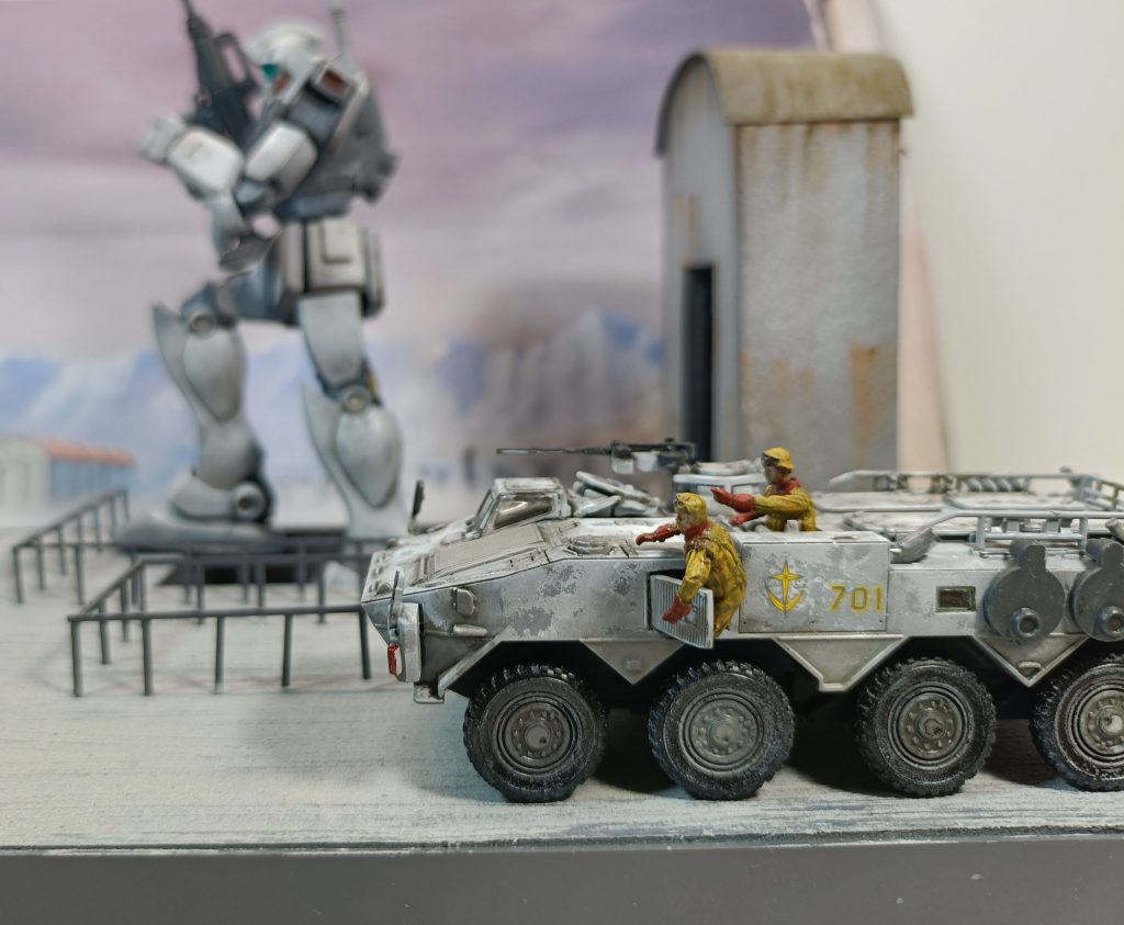 手前の装甲車はアオシマの陸上自衛隊96式装輪装甲車　1/72を使用しました。フィギュアはハセガワ　日本軍搭乗員セット1/72を改造して使用しました。