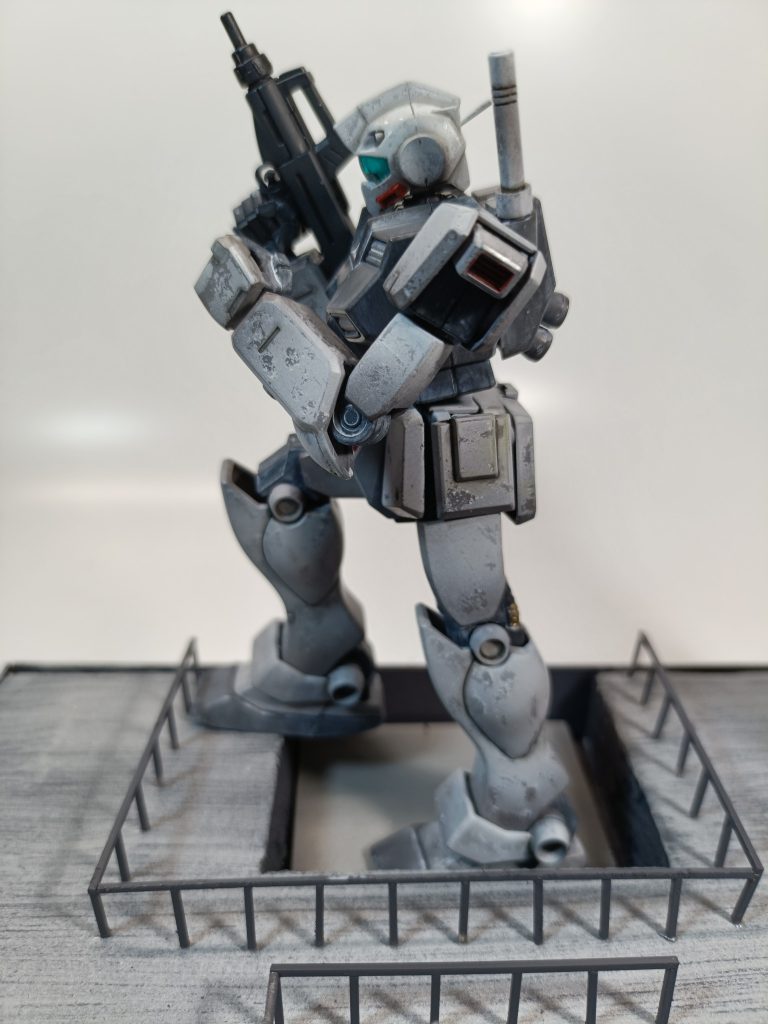ジムの白い装甲部分はグレーをベースにケープ剥がしで冬季迷彩、グレー部分はMrウェザリングカラー（マルチホワイト）で冬季迷彩塗装しました。