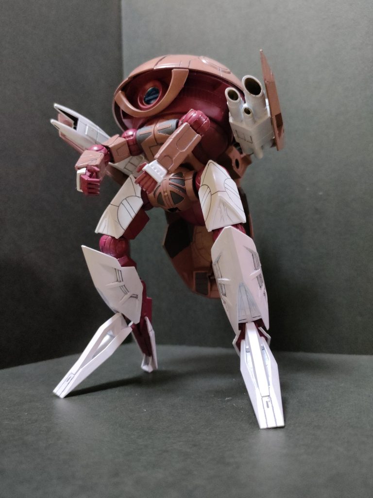 可動域が広く、パーツ数が少なく作りやすいキットでした。ウォドムは独特な形状で正直カッコいいとは思いませんが、愛嬌があって好きなMSです。