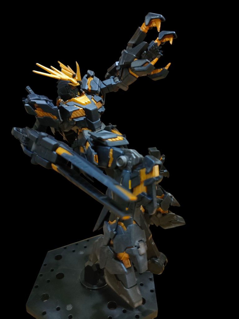 右手のアームドアーマーBSは砲身が短く感じたのでプラ板で3ミリ延長しプラ板やタガネでディテールを追加しています