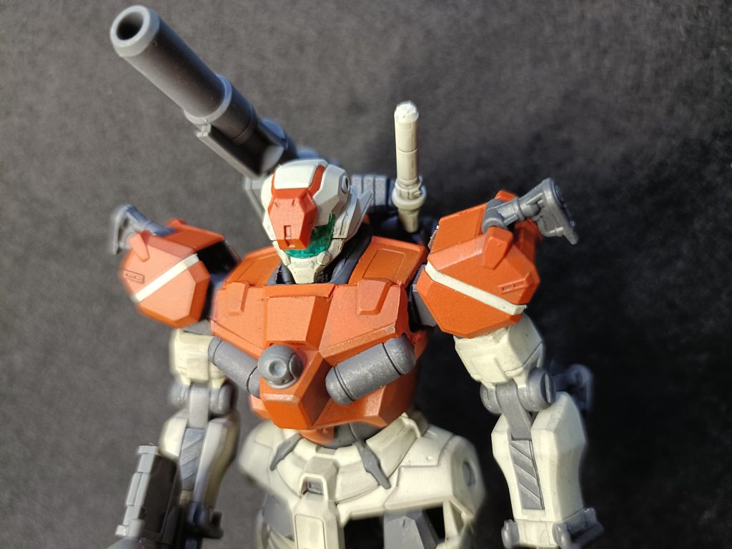 顔のあご部も削って小顔に。顔前部の胸も一部削って可動の干渉しないようにしてます。