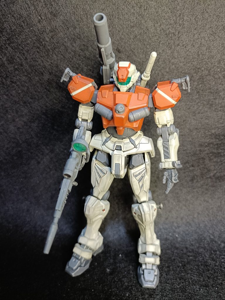 首高・なで肩・太り気味な体型が自分的に気になったので魔改造。上半身の両肩部を横幅削り、内部関節も併せて横幅削り。脇腹装甲？をオミット。両肩アーマーを上にずらして、怒り肩にしてます。首関節も縦幅削り。だいぶ、スマートな印象になりました。